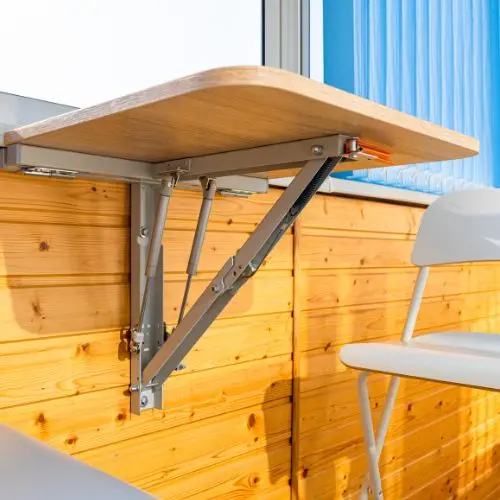 Mesa-abatible-de-madera-montada-en-la-pared-ideal-para-optimizar-espacios-reducidos-en-balcones-o-cocinas-pequenas