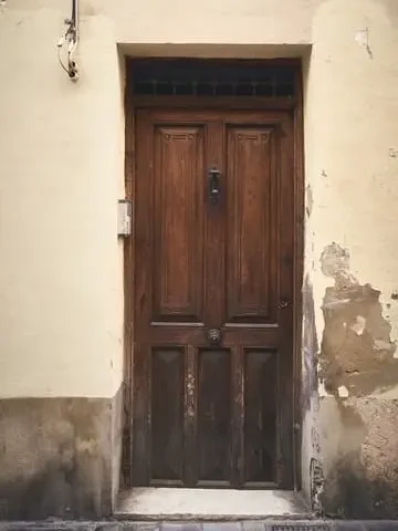 Puerta rustica en una calle de Canelones