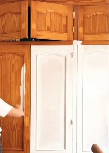 Reparación de Armarios, lijando y aplicando barniz