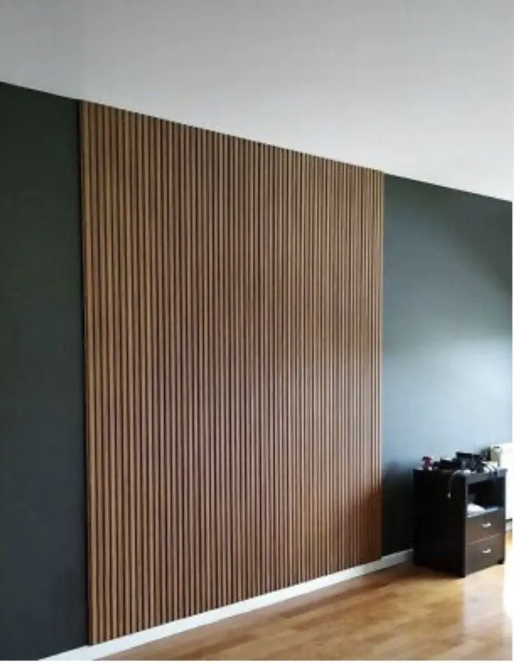 Panel de revestimiento de madera decorativa en pared de salón minimalista.