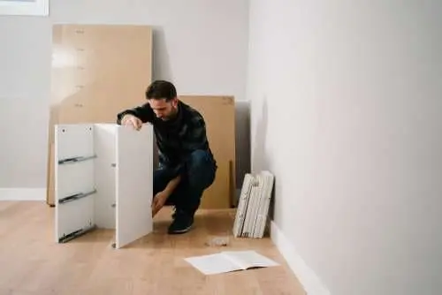 armador de muebles profesional armando un armario para una casa