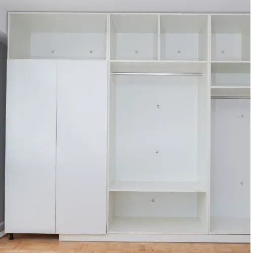 Armario de tipo MDF color blanco en una habitación de una casa de Montevideo.