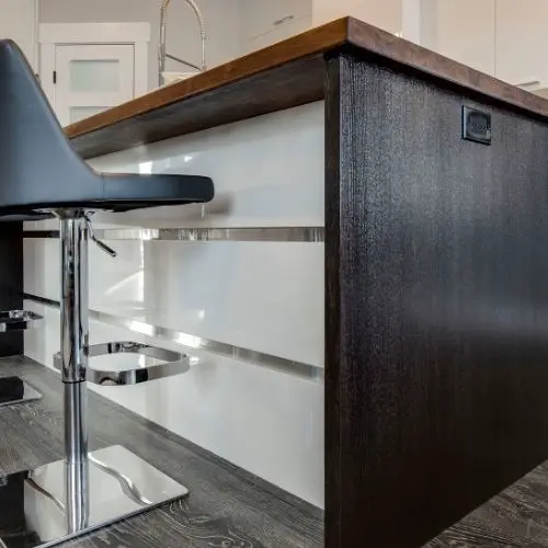 Mueble tipo isla bajo mesadas para guardar ollas