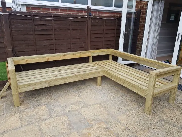 Banco de madera estilo rústico, ideal para exteriores, con diseño robusto y acabado natural.