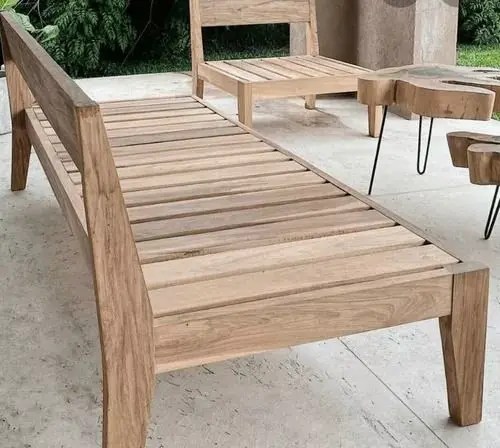 Banco esquinero de madera diseñado para terrazas y patios, con estructura amplia y resistente.