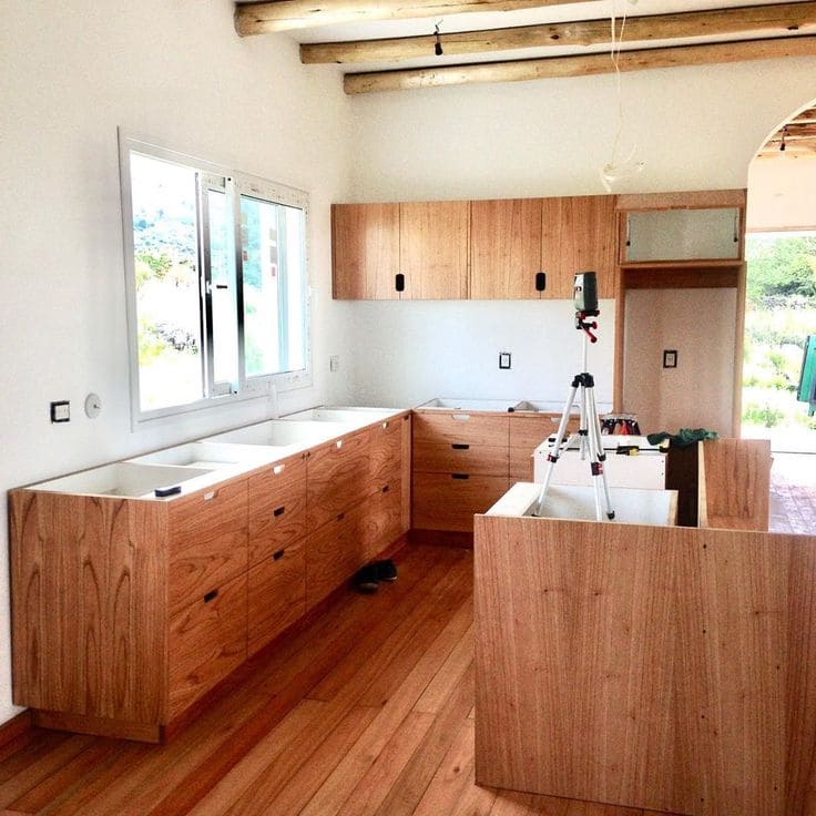 Revestimiento de madera natural en una cocina moderna con estilo cálido