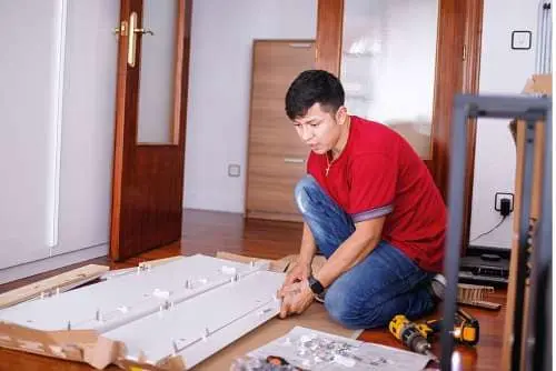 Carpintero profesional Armando un escritorio en una casa de Montevideo