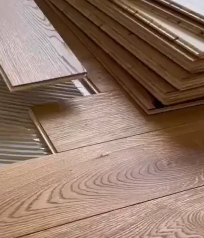 Parquet de madera de roble natural, perfecto para hogares y oficinas con estilo rústico y elegante.