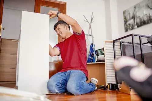 carpintero armando un escritorio para un hogar en montevideo