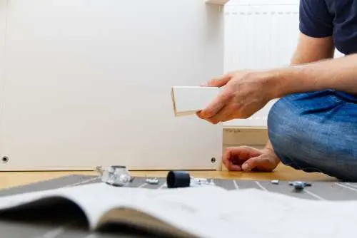 carpintero preparando las piezas para el armado de un mueble