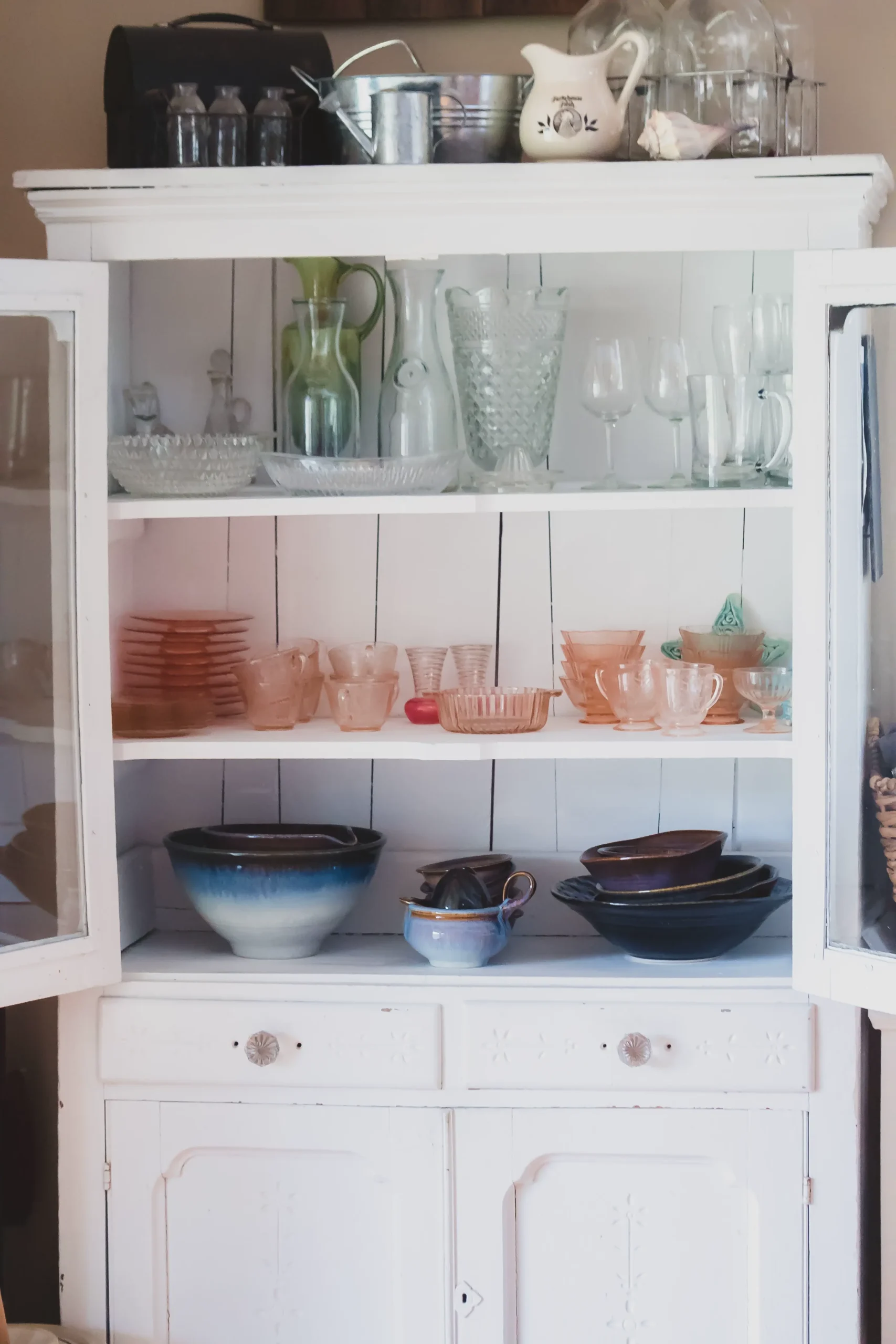 mueble de madera para guardar platos en la cocina