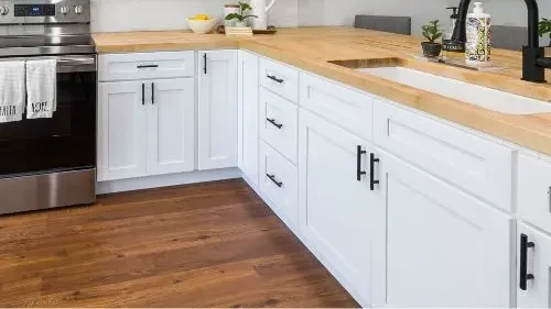 Mueble de madera de cocina adaptado a medida para una cocina en Montevideo