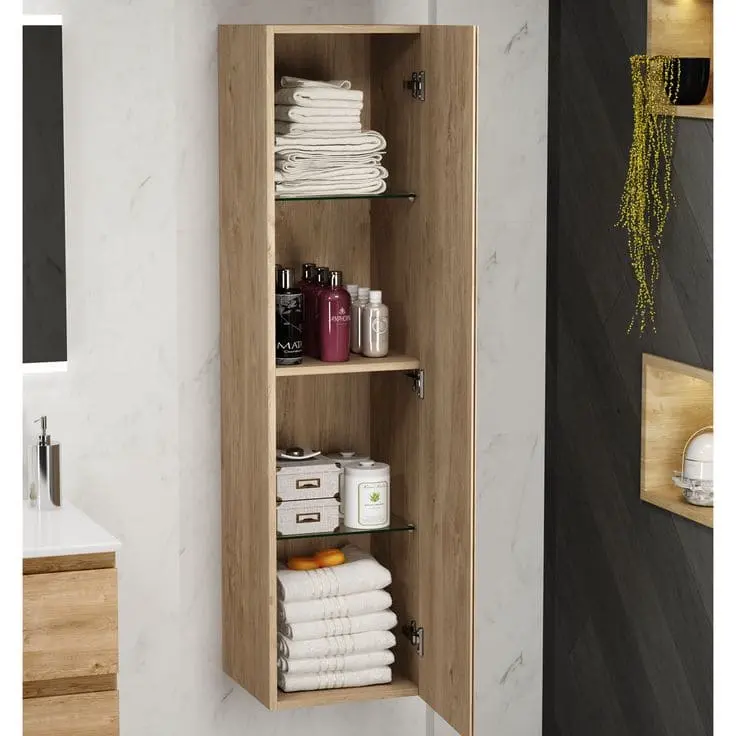 Armario vertical de madera con puertas, diseñado para almacenamiento organizado de toallas y productos de higiene en baños.
