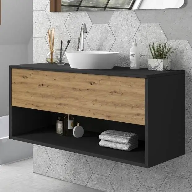 Vanitory moderno de madera con acabado negro, estante abierto y lavabo blanco, ideal para baños contemporáneos.