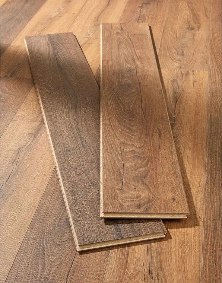 Preparación de suelos de madera listos para la instalación, garantizando calidad y durabilidad.
