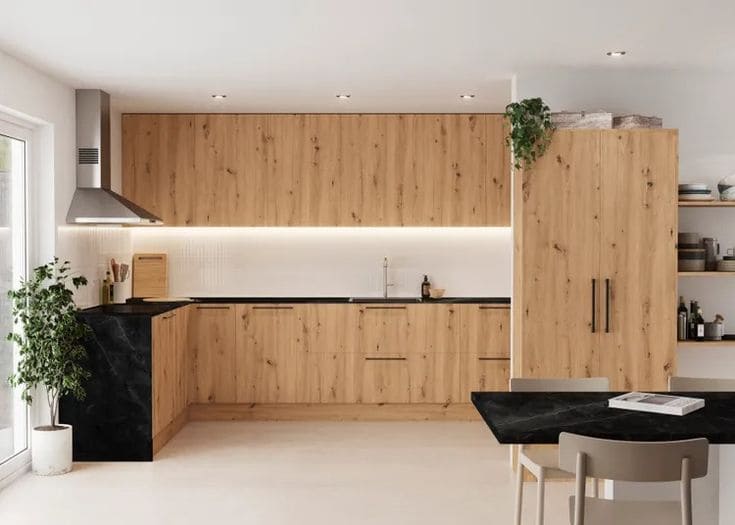 Cocina moderna con revestimientos de madera que aportan estilo y funcionalidad.