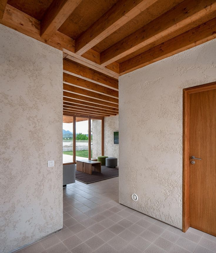 Revestimientos de madera en el techo para ambientes cálidos y naturales.