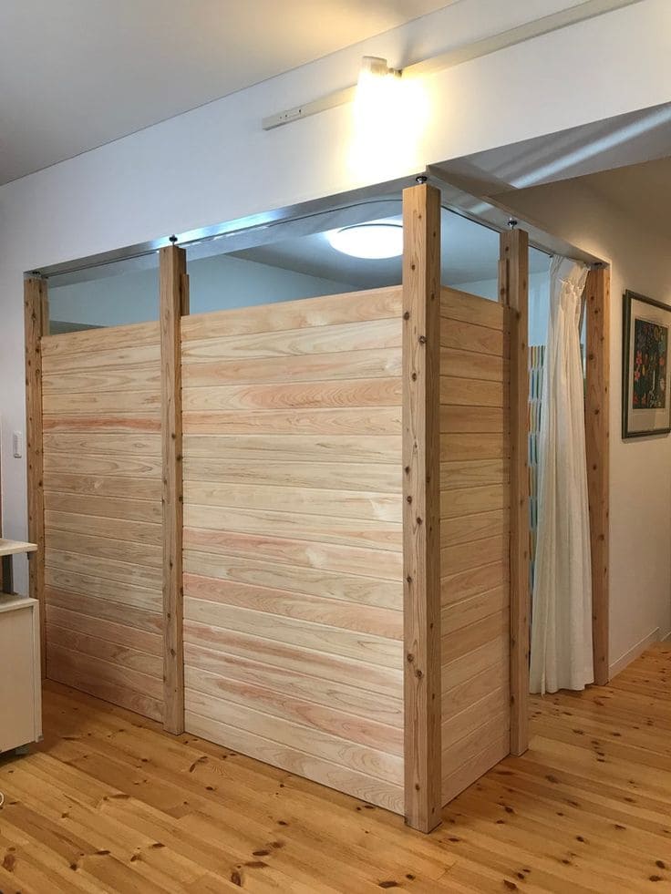 Revestimiento de madera en paneles para separar ambientes con elegancia.