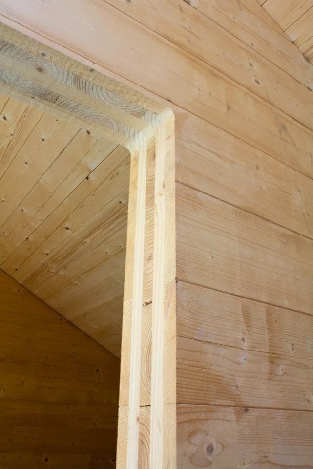 Detalle de pared con revestimiento de madera natural para un acabado rústico y duradero.