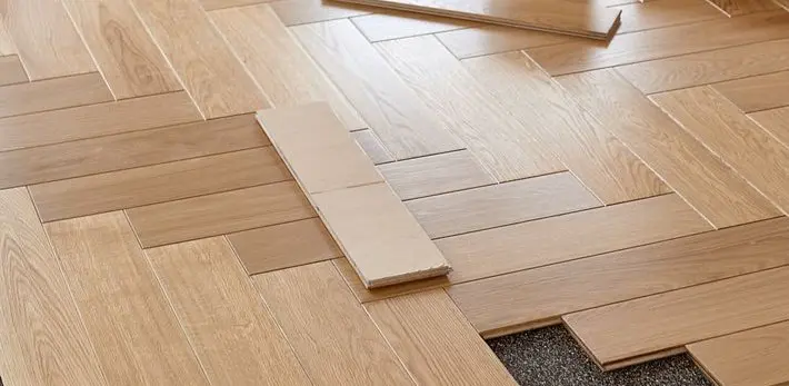 Instalación de parquet tradicional en espiga, un clásico en suelos de madera elegantes y resistentes.